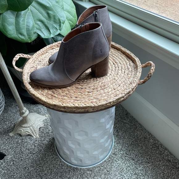 Frye Nora Bootie in like new condition SZ 8.5 leather 3’ heel grey - Picture 2 of 13